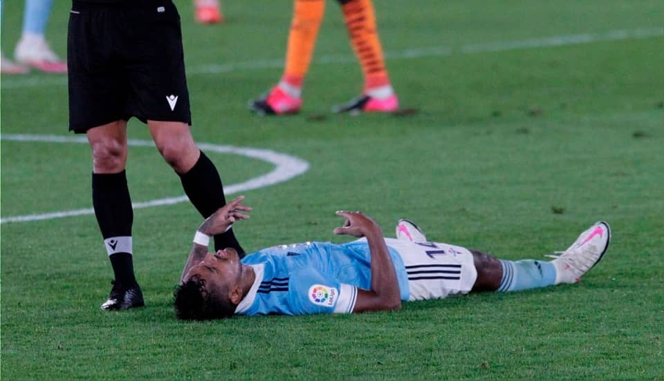 (VIDEO) ¿Llega a los partidos con la Selección? Tapia sale lesionado del partido con Celta y preocupa