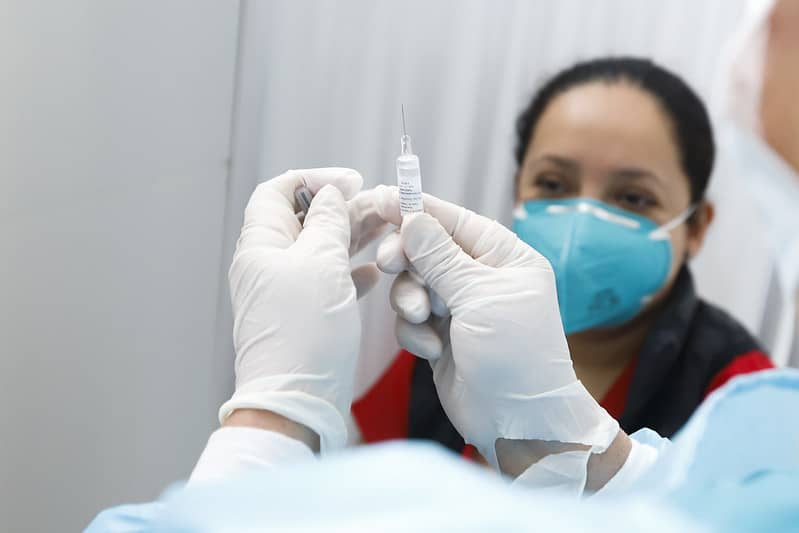 Voluntarios de ensayos clínicos serán inmunizados con vacunas compradas por el Gobierno