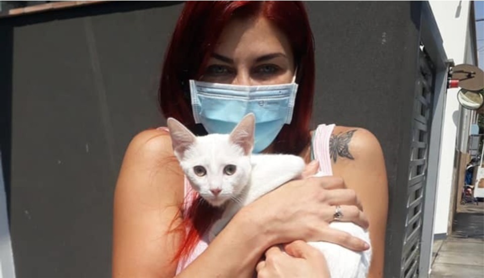 Xoana González adopta gatito en un albergue de mascotas y lo bautiza con peculiar nombre