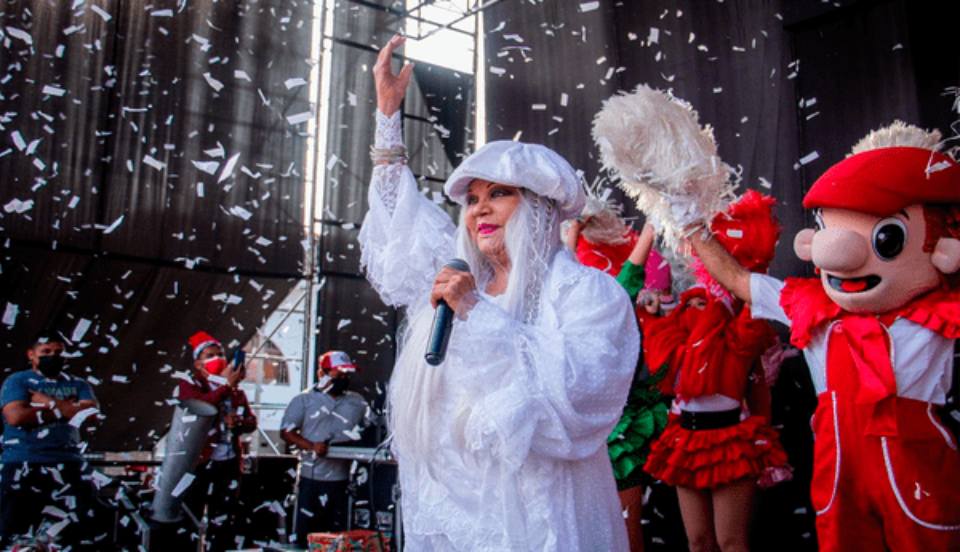 Yola Polastry realizó show navideño en la Plaza de Armas de Lurín