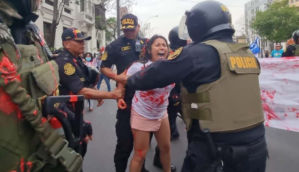 Exmilitante de Perú Libre fue detenida por lanzar pintura roja a manifestantes y policías 